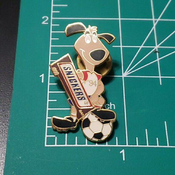 Vintage 1994 Snickers BooBoo Soccer pin back / hat pin lapel collectible - Picture 3 of 3
